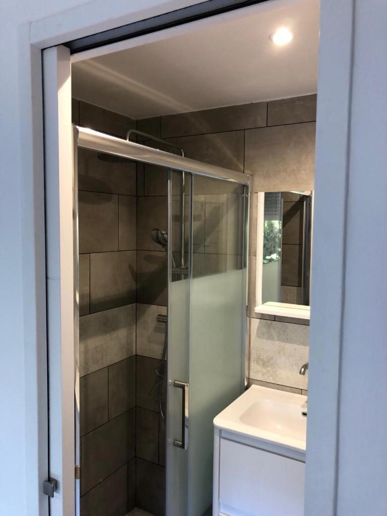 Chambre Avec Salle D'Eau Privee Dans Appartement Partage 200 M Du Tram Montpellier Rom bilde