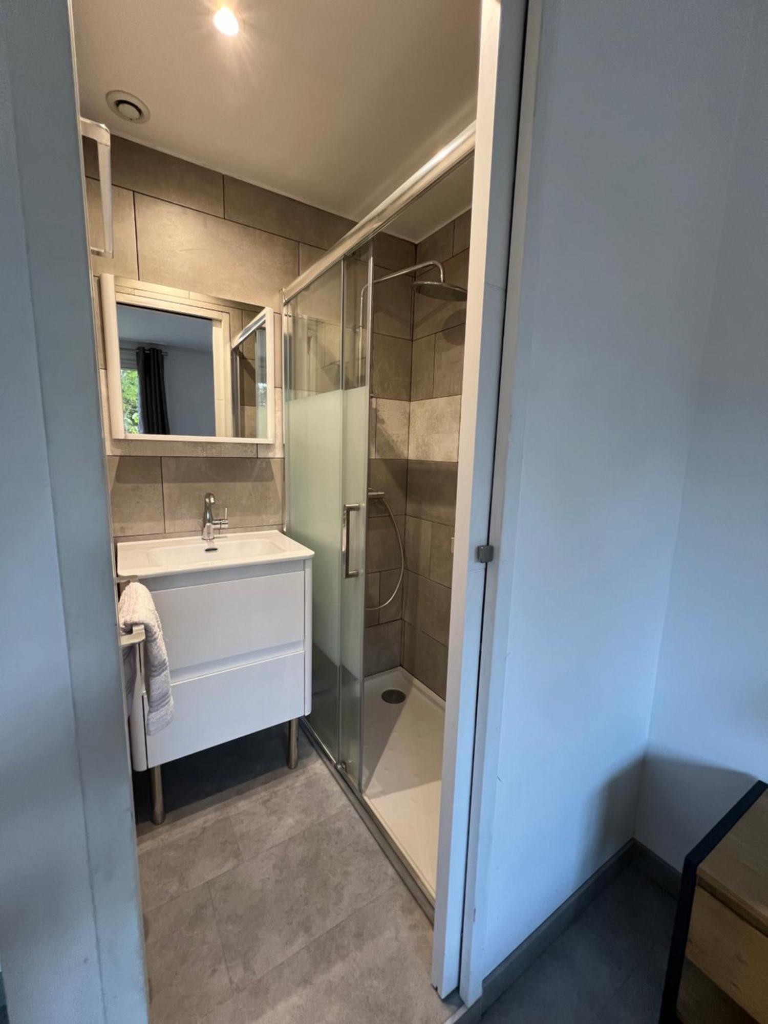 Chambre Avec Salle D'Eau Privee Dans Appartement Partage 200 M Du Tram Montpellier Rom bilde